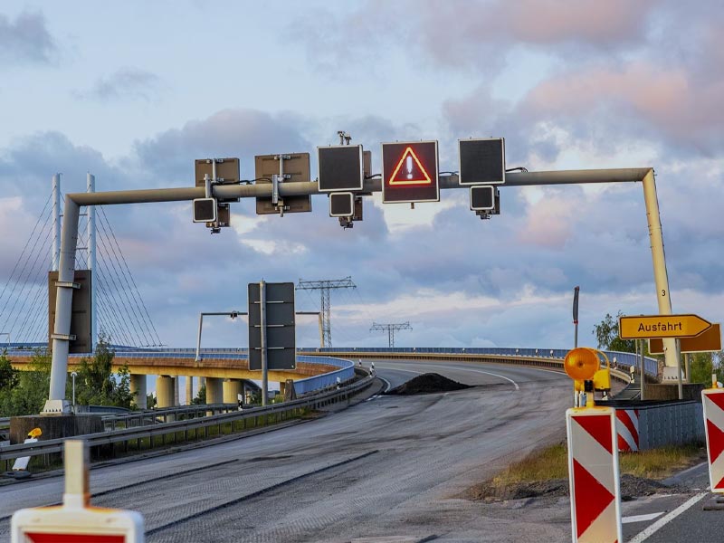How about hot-dip galvanized traffic poles? How about hot-dip galvanized traffic poles?